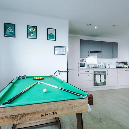 Stylish Apartment, Sleeps 6, Pool Table, Smart Tvs, Parking Available Manchester