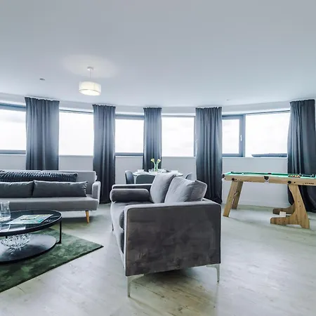Stylish Apartment, Sleeps 6, Pool Table, Smart Tvs, Parking Available Appartement