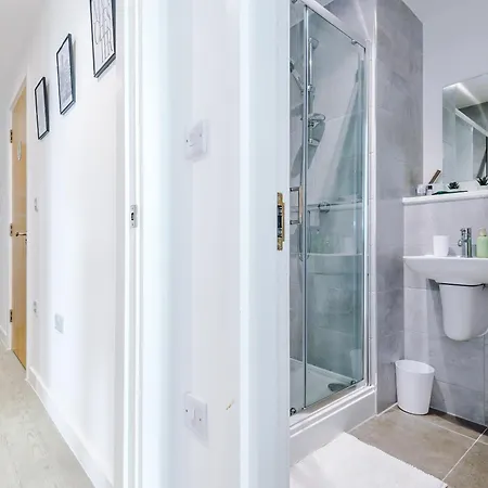 Stylish Apartment, Sleeps 6, Pool Table, Smart Tvs, Parking Available