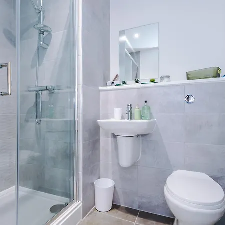 Stylish Apartment, Sleeps 6, Pool Table, Smart Tvs, Parking Available *