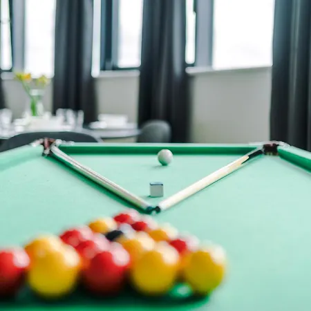 Stylish Apartment, Sleeps 6, Pool Table, Smart Tvs, Parking Available Manchester
