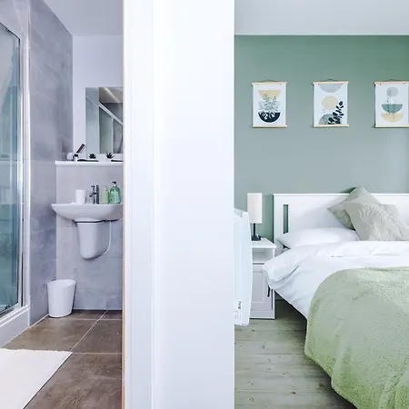 Stylish Apartment, Sleeps 6, Pool Table, Smart Tvs, Parking Available Manchester