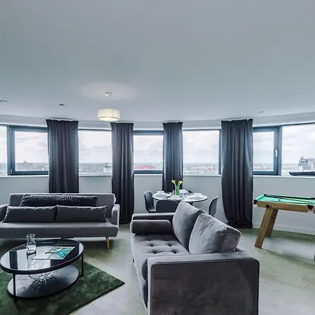 Stylish Apartment, Sleeps 6, Pool Table, Smart Tvs, Parking Available