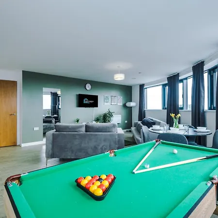 Stylish Apartment, Sleeps 6, Pool Table, Smart Tvs, Parking Available Manchester