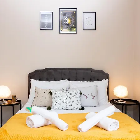 Stylish Living: 1br Apt Near Mcr Central *