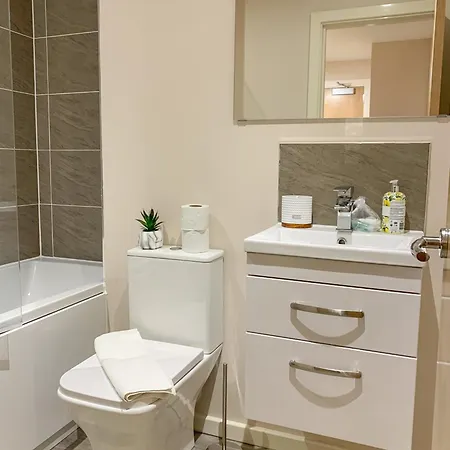 Stylish Living: 1br Apt Near Mcr Central *