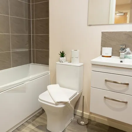 Stylish Living: 1br Apt Near Mcr Central