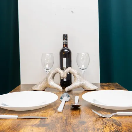 Stylish Living: 1br Apt Near Mcr Central *