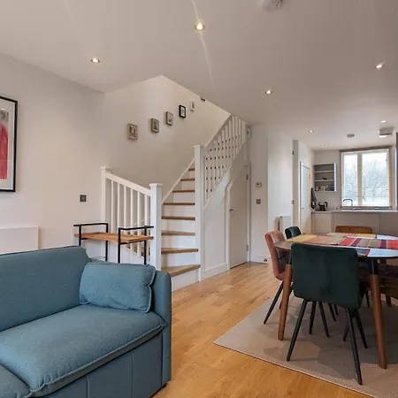 Adelphi Townhouse Contemporary 2 Bed 1 Bath 1 Wc