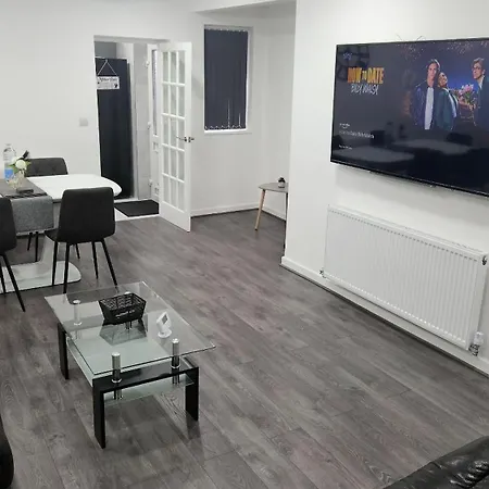 Casa de Férias Etihcity - 3 Bedroom Semi - Free Parking Near Etihad Stadium, Tourist Attractions, Centre, Transport And Motorway Links Next To Mcdonald's - Sky N Netflix
