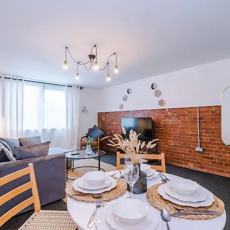 Luxurious 1-bedroom Apartment, Sleeps 4, Free Parking Manchester