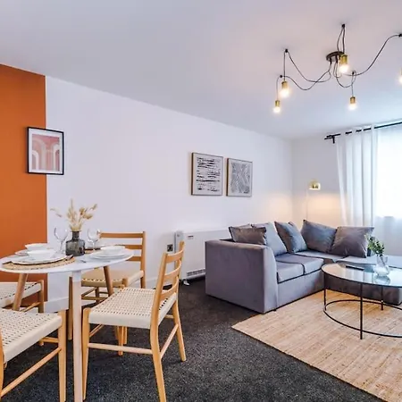 Apartment Luxurious 1-bedroom Apartment, Sleeps 4, Free Parking