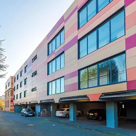 Luxurious 1-bedroom Apartment, Sleeps 4, Free Parking