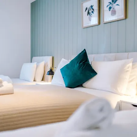 Elm , Collection Of Available Near Media , Free Parking מנצ'סטר