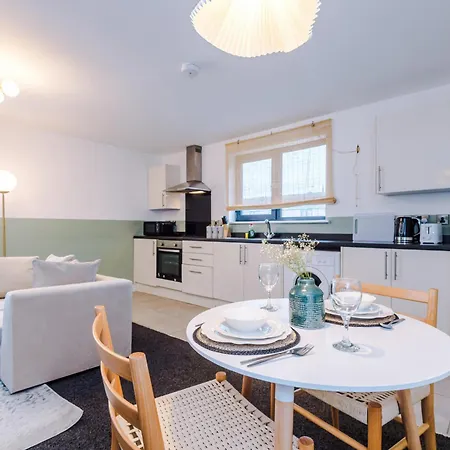 Elm , Collection Of Available Near Media , Free Parking מנצ'סטר