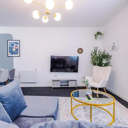 Elm , Collection Of Available Near Media , Free Parking 曼彻斯特