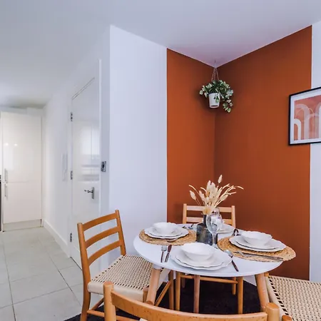 Elm , Collection Of Available Near Media , Free Parking 3* Manchester