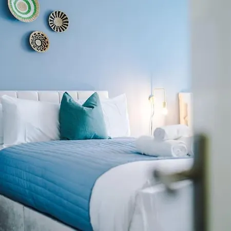 Luxurious 1-bedroom Apartment, Sleeps 4, Free Parking Apartment *