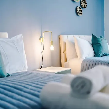 Apartment Luxurious 1-bedroom Apartment, Sleeps 4, Free Parking *
