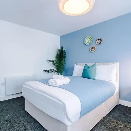 Luxurious 1-bedroom Apartment, Sleeps 4, Free Parking *