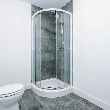 Luxurious 1-bedroom Apartment, Sleeps 4, Free Parking Apartment