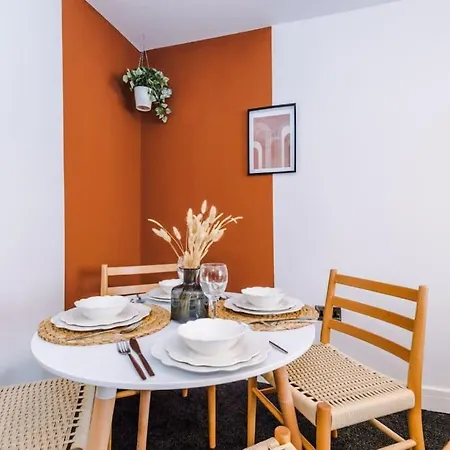 Luxurious 1-bedroom Apartment, Sleeps 4, Free Parking * Manchester