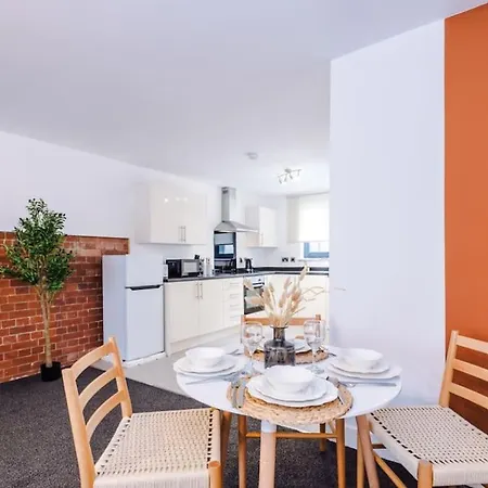 Apartment Luxurious 1-bedroom Apartment, Sleeps 4, Free Parking