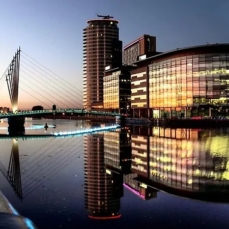 Luxurious 1-bedroom Apartment, Sleeps 4, Free Parking Manchester