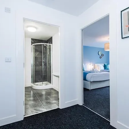 Luxurious 1-bedroom Apartment, Sleeps 4, Free Parking