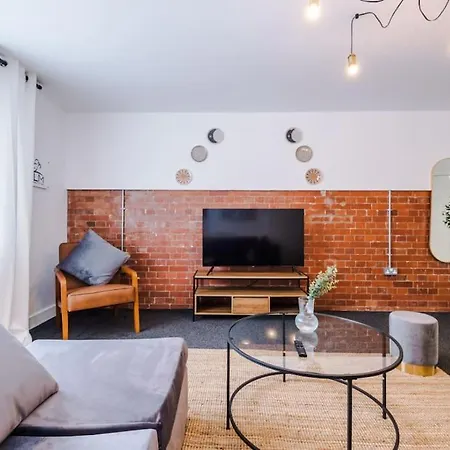 Apartment Luxurious 1-bedroom Apartment, Sleeps 4, Free Parking