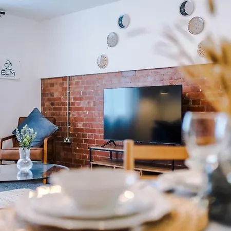 Luxurious 1-bedroom Apartment, Sleeps 4, Free Parking