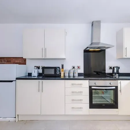 Luxurious 1-bedroom Apartment, Sleeps 4, Free Parking Apartamento