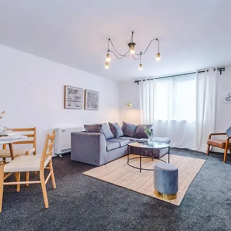 Luxurious 1-bedroom Apartment, Sleeps 4, Free Parking *