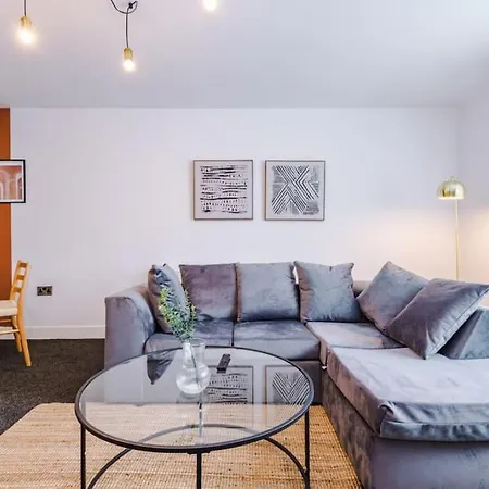 Luxurious 1-bedroom Apartment, Sleeps 4, Free Parking