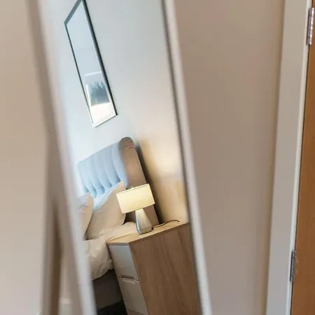 Spacious 2 Bed In Centre *