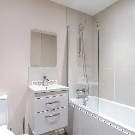 Spacious & Bright 2 Bed Апартаменты Манчестер