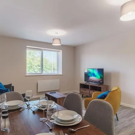 Spacious & Bright 2 Bed * Манчестер