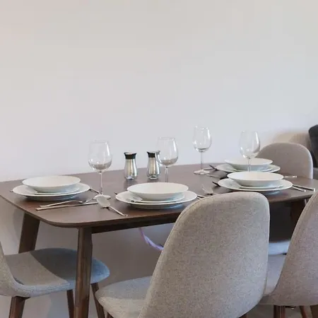 Апартаменты Spacious & Bright 2 Bed