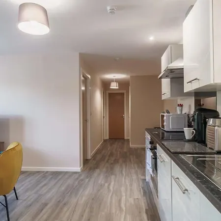 Spacious & Bright 2 Bed