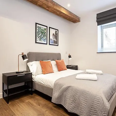 Stylish Modern In Semesterbostad Manchester