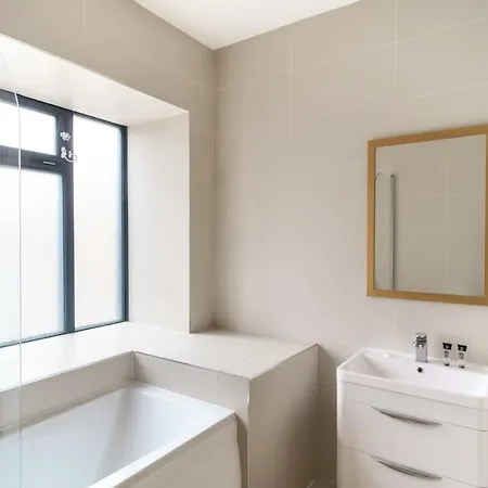 Bright 2 Bedroom In *
