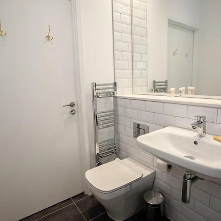 Stunning 1 Bed Flat 5min Walk To Victoria Station Manchester