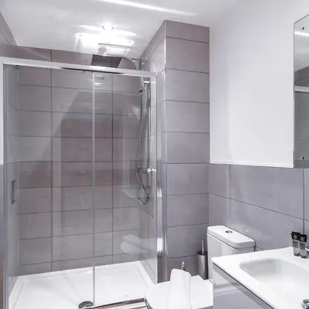 Zeni, Alexandra Rise Bright 1 Bed Apartment Manchester