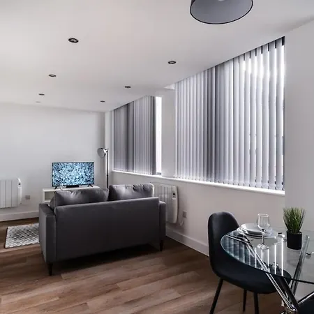 Zeni, Alexandra Rise Bright 1 Bed Apartment Manchester