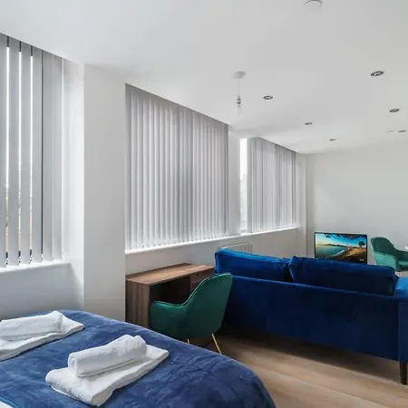 Zeni, Alexandra Rise Sleek Apartment *