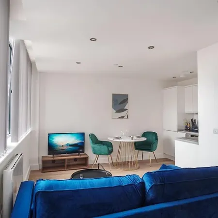 Zeni, Alexandra Rise Sleek Apartment Manchester