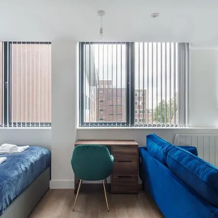 Zeni, Alexandra Rise Sleek Apartment *