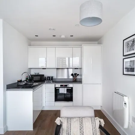 Zeni, Alexandra Rise Smart 1 Bed Apartment