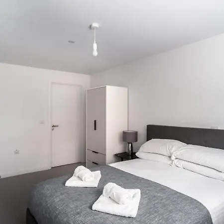 Spacious 2 Bed In Central Apartment