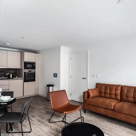 Spacious 2 Bed In Central Apartment